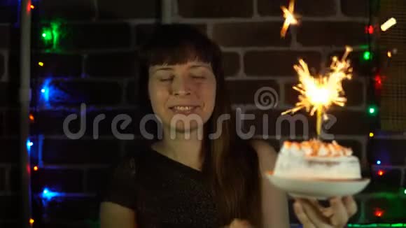 美丽的女人独自庆祝她的生日视频的预览图
