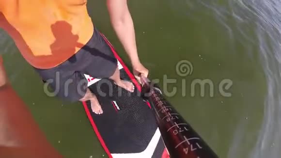在冲浪板上划船第一个人的照相机在桨上视频的预览图