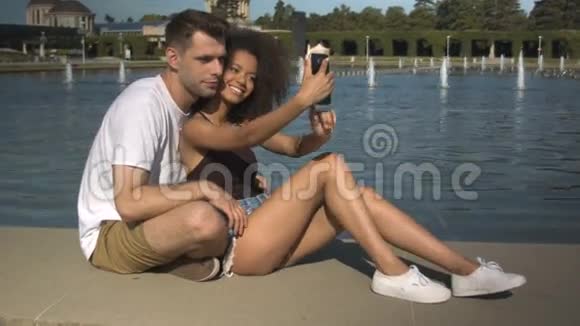 浪漫情侣在夏天公园湖边自拍视频的预览图