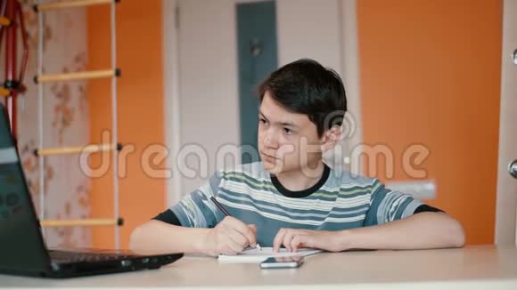 少年男孩从笔记本电脑到笔记本电脑再画视频的预览图