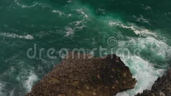 4K航空无人机视频的火山岩在海滩上波浪撞击岩石巴厘岛视频的预览图