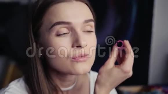 漂亮的年轻女孩画睫毛睫毛膏的心情很好张嘴高清1920x1080视频的预览图