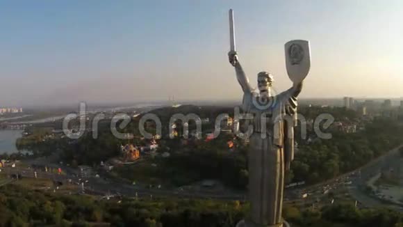 乌克兰祖国纪念碑的巨大雕像视频的预览图