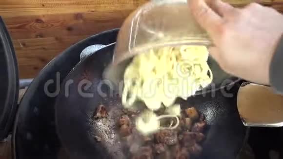 在煤气烤架上用洋葱炒肉视频的预览图