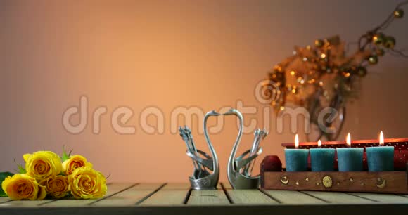 两个丁克眼镜两杯香槟木桌上的蜡烛干杯浪漫的夜晚视频的预览图