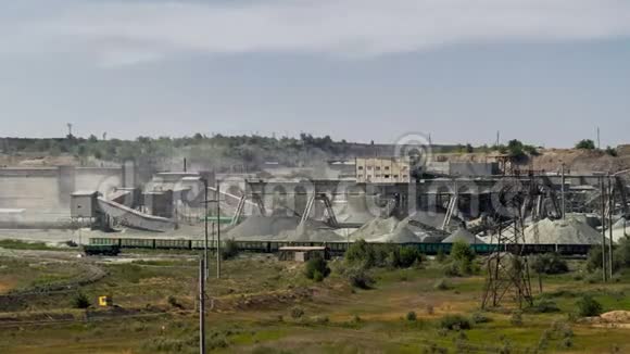 生产碎石的工厂视频的预览图