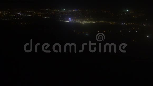 飞机窗口座位夜晚的洛杉矶和飞行中的飞机翼在城市灯光下的空中旅行视频的预览图