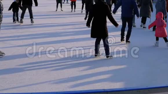 阳光明媚的一天人们正在溜冰场上滑冰慢动作视频的预览图