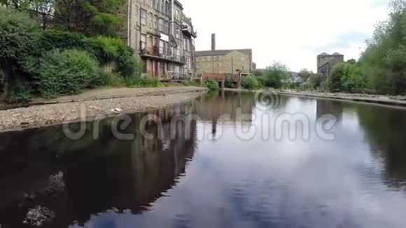 无人驾驶飞机掠过英格兰北部一条河的足迹视频的预览图