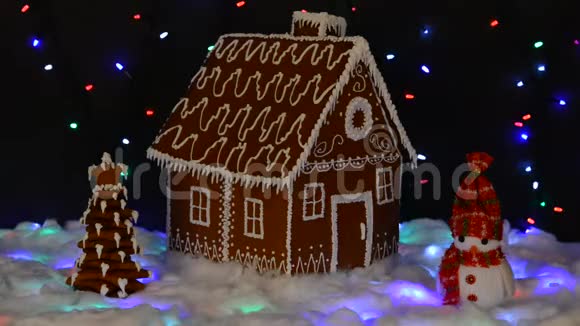 手工制作的可吃姜饼屋雪人雪装饰视频的预览图