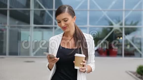 有电话和咖啡的商务女性上班视频的预览图