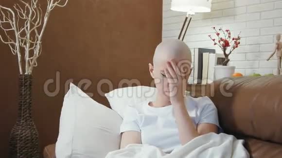 伤心沮丧的癌症病人躺在沙发上悲伤视频的预览图
