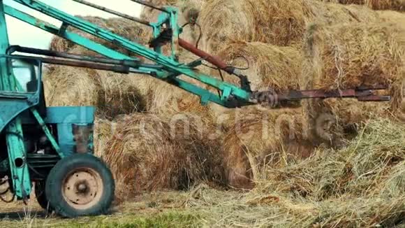 农用拖拉机在农田上铺设干草堆农业产业视频的预览图