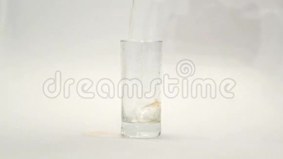 把苹果汁倒入玻璃杯中柠檬水倒入玻璃中带有复合玻璃视频的预览图