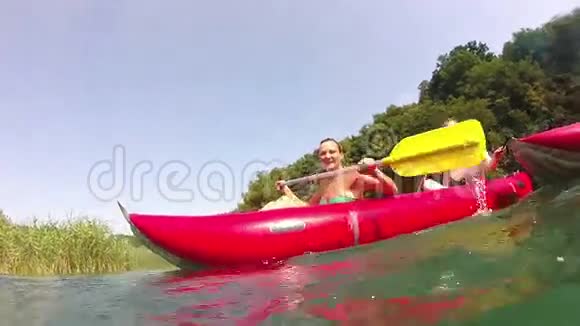坐在独木舟上的女孩在镜头前泼水视频的预览图
