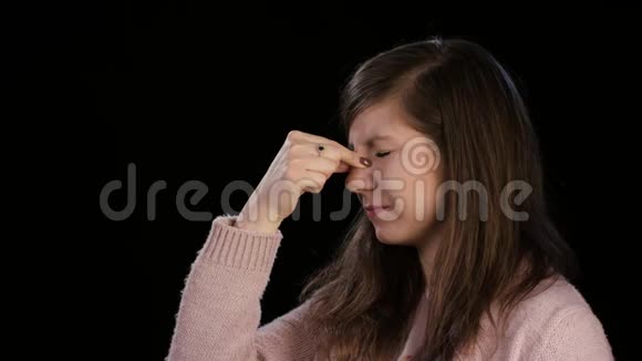 一位留着头痛的年轻女士在诺斯桥按摩视频的预览图