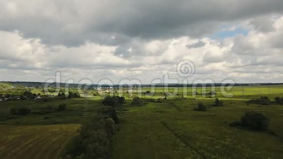 用电塔拍摄的乡村景观鸟瞰图视频的预览图