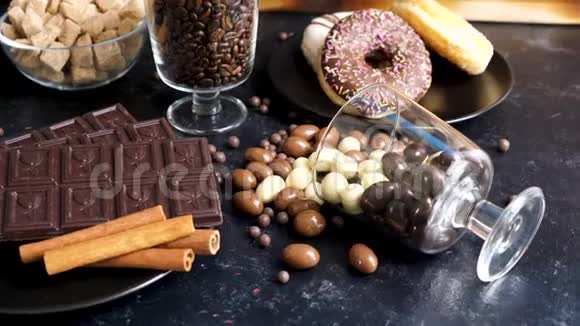 巧克力中的花生从木桌上的玻璃上翻倒视频的预览图