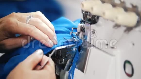 做衣服妇女在缝纫机上从事纺织工作注意布料视频的预览图