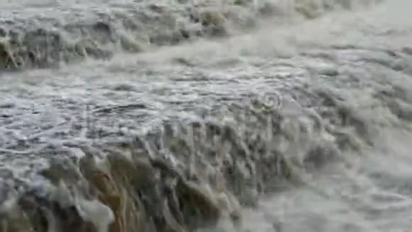 有声音的瀑布水流视频的预览图