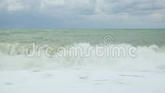 波浪在海岸上翻滚的浪花和泡沫视频的预览图