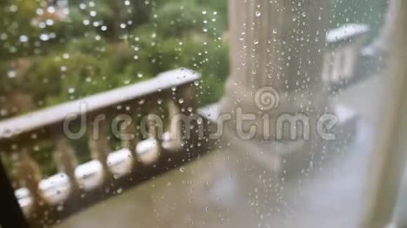 窗阳台柱上的雨滴视频的预览图