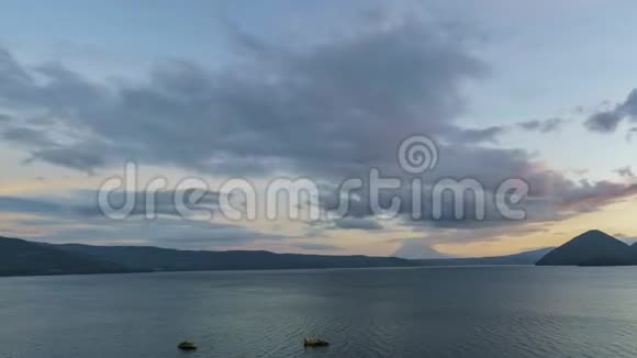著名的托亚湖与约提山的日落右运动时间推移视频的预览图