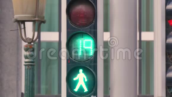 关闭一个红绿灯数字数落一个步行的人视频的预览图