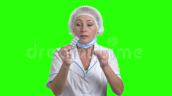 白种人医生在绿色屏幕上显示药丸视频的预览图