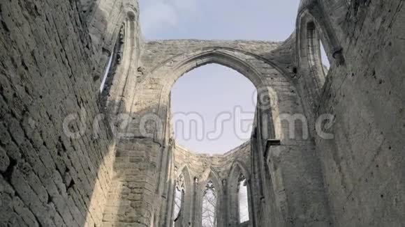 没有屋顶的哥特式大教堂中世纪城堡的废墟皇家城市视频的预览图
