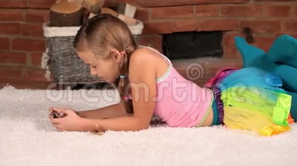躺在地毯上发短信的小女孩视频的预览图
