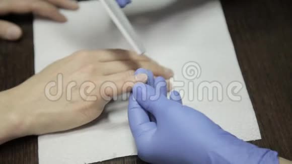美甲医生在美容院给顾客做美甲特写指甲存档视频的预览图