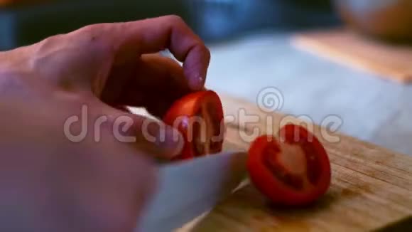 男性手在木板上切番茄蔬菜沙拉视频的预览图