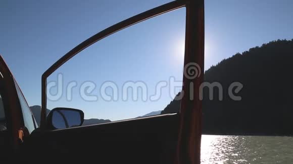 停泊在海上海岸的敞篷汽车阳光视频的预览图