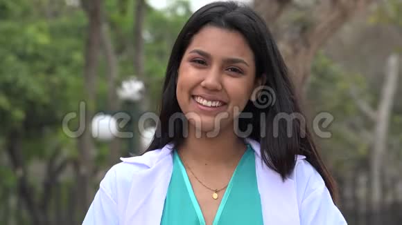 微笑女护士或年轻医生视频的预览图