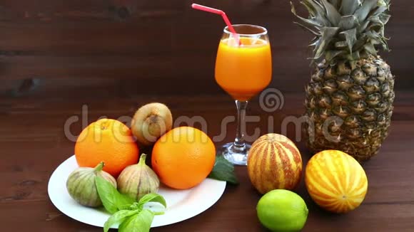素食白色盘子上有越南甜瓜果汁无花果橘子菠萝慢节奏视频的预览图