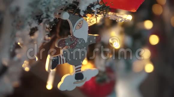 圣诞树圣诞装饰特写花环和新年玩具视频的预览图