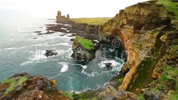 岩石下面嘈杂的水冰岛的海洋视频的预览图