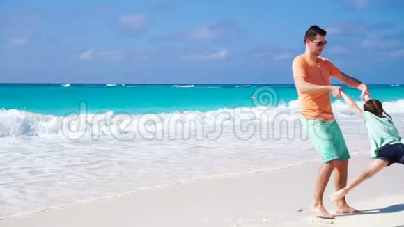 小女孩和小父亲在热带海滩度假期间玩得很开心下面的动作视频的预览图