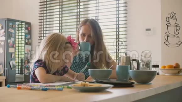 一位母亲微笑着看着她的女儿然后开始和她的丈夫说话慢点斯泰迪达姆视频的预览图