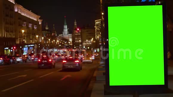 市街晚上好展示用大的绿色屏幕汽车来了视频的预览图
