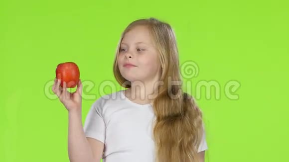 小女孩咬苹果竖起大拇指绿色屏幕视频的预览图