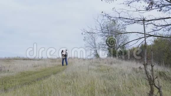 可爱的年轻夫妇走在大自然和爱抚4K视频的预览图