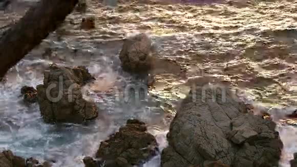 岩石上的金色海水视频的预览图