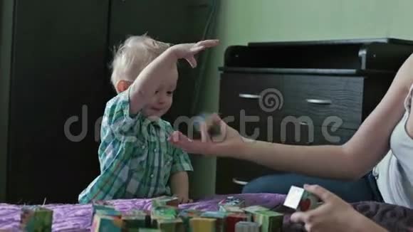 小男孩扔玩具立方体视频的预览图