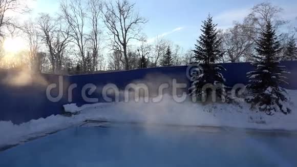 热力地下温泉露天池水蒸发水分散发热霜冬日视频的预览图