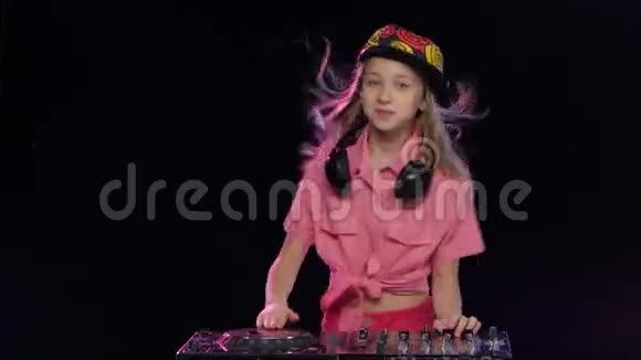 少女在DJ桌上演奏音乐和舞蹈工作室视频的预览图
