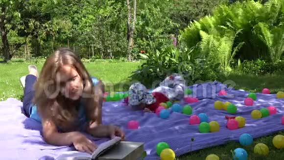 女人读格子花呢和小男孩爬行的书4K视频的预览图