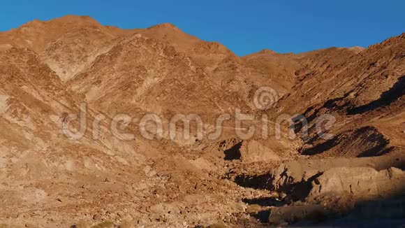 死亡谷国家公园黄金峡谷的黄金岩石视频的预览图