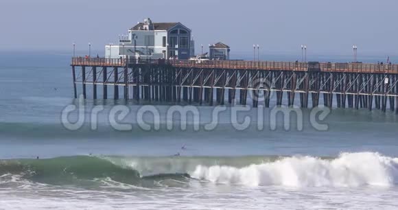 加州海滨码头白天视频的预览图
